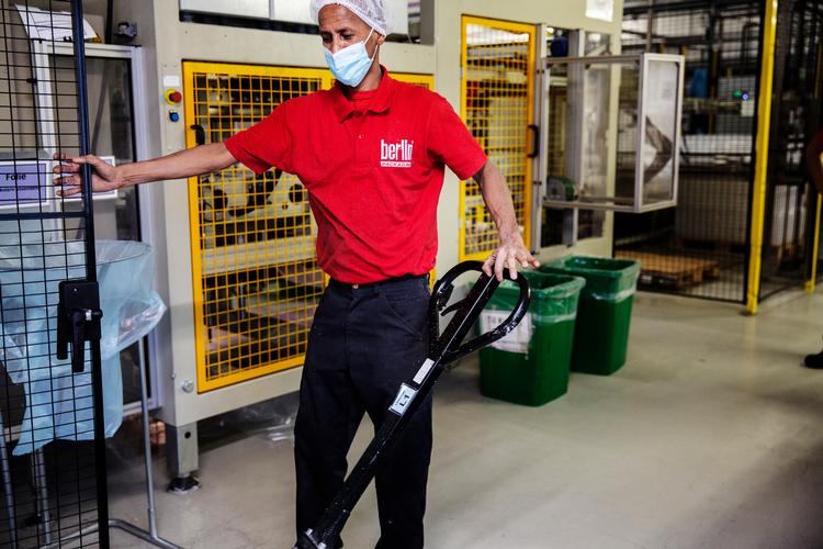 I emballagevirksomhede Berlin Packaging i Borup er der 13 nationaliteter ansat. Produktionsassistent Yemane Amanuel fra Eritrea har arbejdet i virksomheden i to år. Foto: Ditte Valente/Ditte Valente