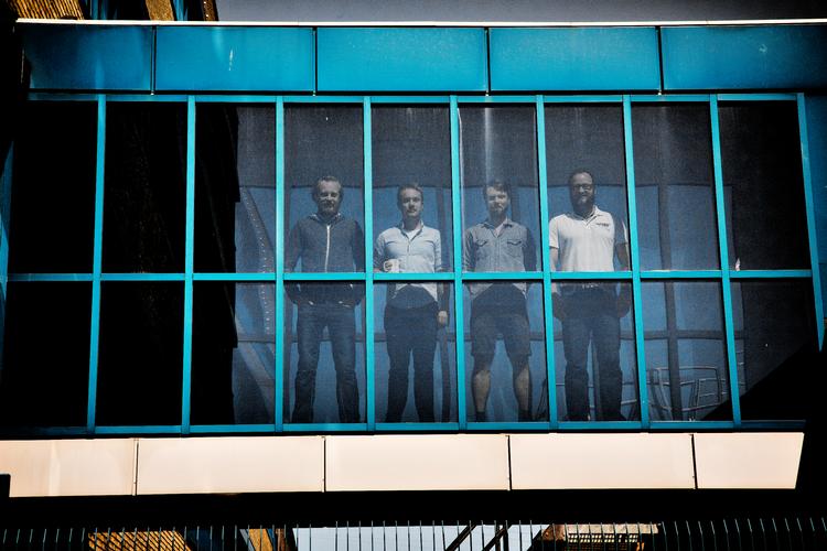 En flok iværksættere fra virksomheden Seaborg, der er i gang med at udvikle små atomkraftværker, som kører på flydende salt, har besluttet at stifte en søstervirksomhed, der er døbt Hyme. Virksomheden skal realisere drømmen om at lave et termisk batteri baseret på flydende natriumhydroxid, der skal lagre overskudsstrøm fra solceller og vindmøller. Ask Emil Løvschall-Jensen (nr. 2 fra højre i korte bukser), som er medstifter af Seaborg, bliver administrerende direktør i den nye virksomhed. Foto: Martin Lehmann