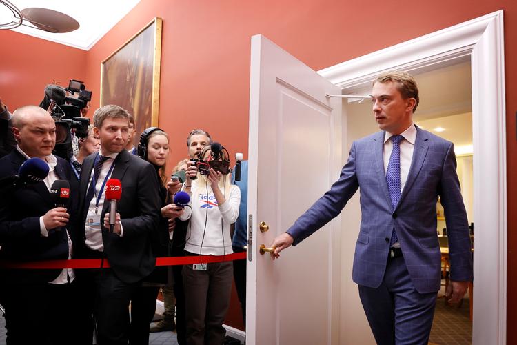Dagen efter kommunalvalget, hvor DF gik stærkt tilbage, meddelte formand Kristian Thulesen efter partiets gruppemøde på Christiansborg, at han vil trække sig som formand.  Medlemmer af Dansk Folkeparti taler med pressen efter partiets gruppemøde. Her Morten Messerschmidt. Foto: Jens Dresling