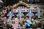 OXFORD, MICHIGAN - DECEMBER 03: A memorial outside of Oxford High School continues to grow on December 03 2021 in Oxford, Michigan. Four students were killed and seven others injured on November 30, when student Ethan Crumbley allegedly opened fire with a pistol at the school. Crumbley has been charged in the shooting. One or both of his parents are expected to be charged today. Scott Olson/Getty Images/AFP == FOR NEWSPAPERS, INTERNET, TELCOS &amp; TELEVISION USE ONLY == Foto: Scott Olson/Ritzau Scanpix