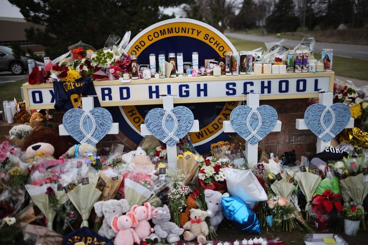 OXFORD, MICHIGAN - DECEMBER 03: A memorial outside of Oxford High School continues to grow on December 03 2021 in Oxford, Michigan. Four students were killed and seven others injured on November 30, when student Ethan Crumbley allegedly opened fire with a pistol at the school. Crumbley has been charged in the shooting. One or both of his parents are expected to be charged today. Scott Olson/Getty Images/AFP == FOR NEWSPAPERS, INTERNET, TELCOS &amp; TELEVISION USE ONLY == Foto: Scott Olson/Ritzau Scanpix