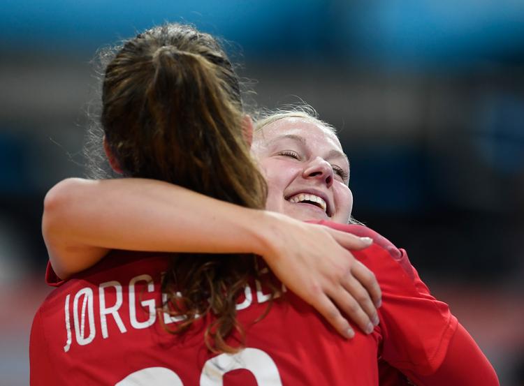 Debutanten Michala Møller får en krammer af den mere rutinerede Kristina Jørgensen.   Foto: Lars Poulsen