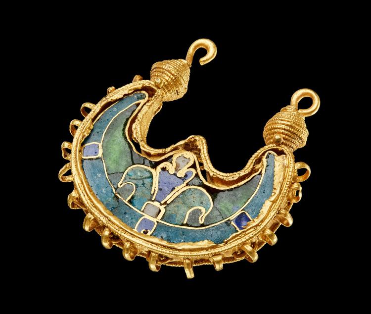 Unikt guldsmykke fra 1000-tallet er aldrig tidligere set i Norden og er muligvis doneret personligt af kejseren i Byzans til en viking i sin livgarde. Smykket stammer fra Byzans eller Egypten og er udført med samme teknik som Dagmarkorset. Mandag udstilles det i Nationalmuseets vikingeudstilling ’Togtet’.   Foto: Søren Greve / Nationalmuseet