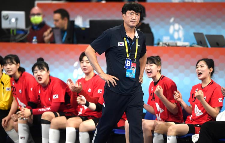  Spillerne jubler, men Sydkoreas træner Jang In-ik er ikke helt tilfreds.   Foto: Lars Poulsen