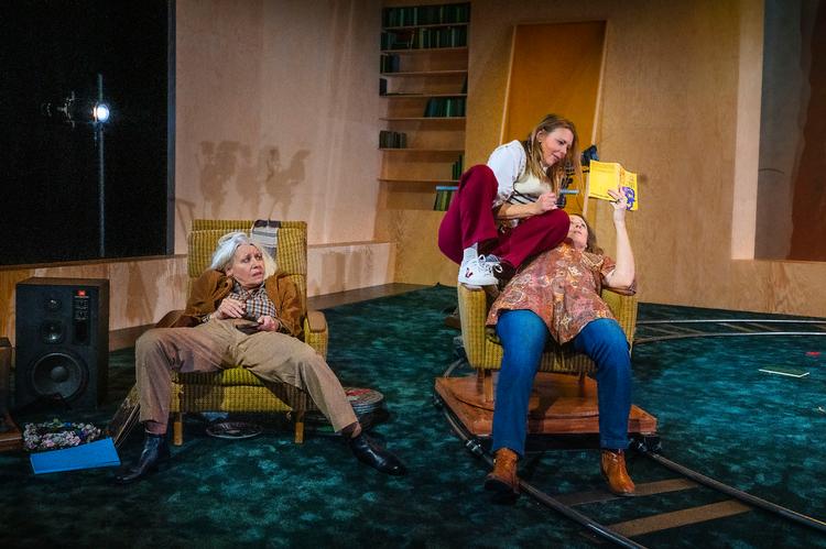 »Det var aldrig os tre«, siger den svigtede datter, Bergmans barn nr. 9. Men hvad var det så? (Kirsten Olesen, Stine Schrøder Jensen, Hanne Windfeld). Foto: Karoline Lieberkind