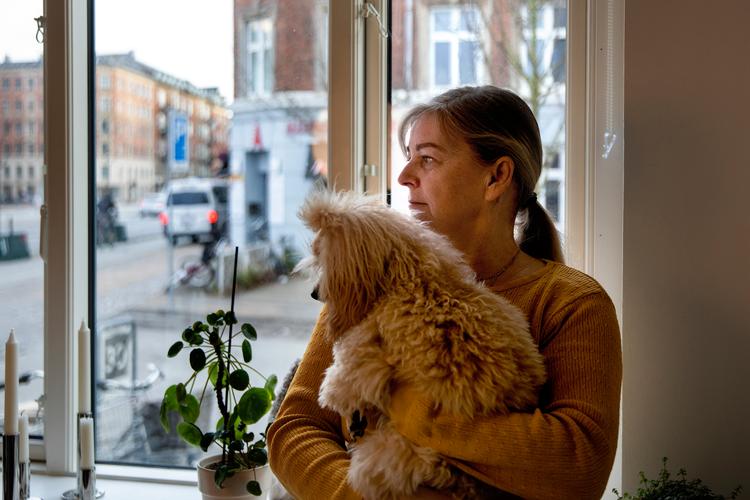 Da 54-årige Jane Petersen kom hjem sent lørdag aften, var hendes lejlighed lukket inde bag afspærring og blå blink.  Foto: Finn Frandsen