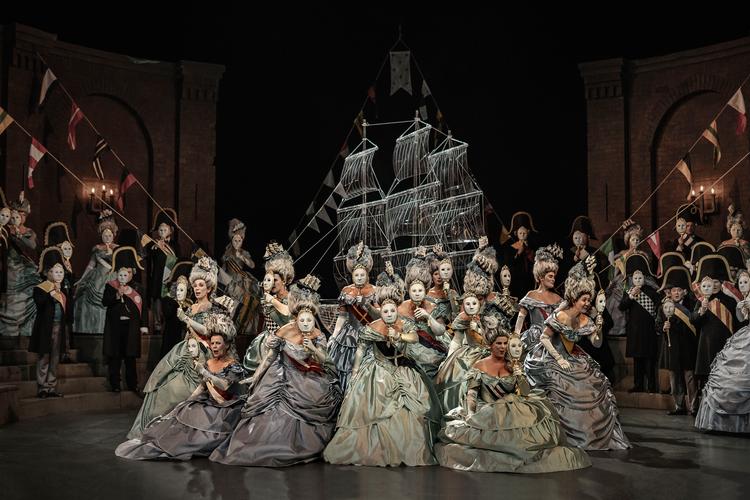 Skibe spiller en mystisk hovedrolle i Det Kongelige Teaters drømmeagtige opsætning af 'Maskeballet'. Foto: Camilla Winther