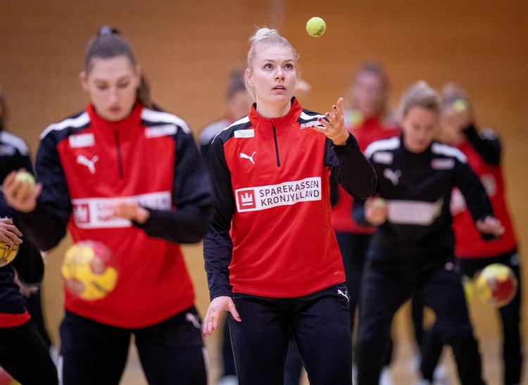 Kathrine Heindahl har lært en masse af at stå over for de dygtige russiske målvogtere. De har tvunget hende til at droppe vaneskuddene. Foto: Liselotte Sabroe/Ritzau Scanpix