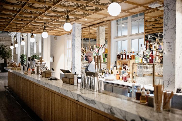 Courtyard Bar på det københavnske hotel Villa Copenhagen er en af de hotelbarer, som også satser på lokale gæster. Foto: Valdemar Ren