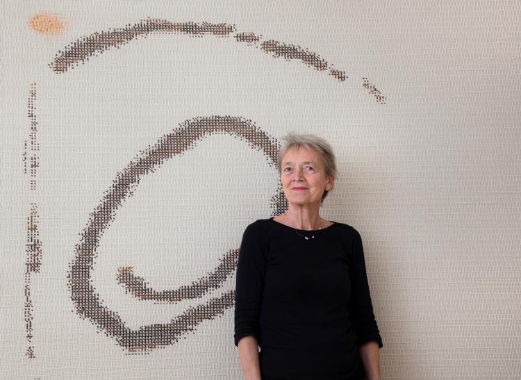 Ane Henriksen foran sit vævede billede 'Skrøbelig'. Materialet er hør, bomuld og opklippet slingredug (skridsikkert underlag til tæpper og måtter) Foto: Ole Akhøj  