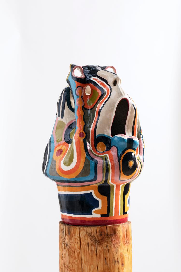 Der er både masser af kurver og vilde farver i Jasmin Frankos krukker.  Foto: Kirstine Autzen