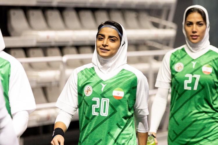 De to iranske spillere Bahar Eizadgasht (tv.) og  Arezou Kiyaniara på vej til træning i Ciutat de Castelló. Iranerne er VM-debutanter og får store klø. Foto: Beate Oma Dahle/Ritzau Scanpix