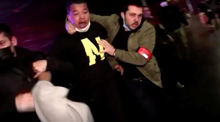     Demonstranter blev fjernet med hård hånd fra den højreekstreme præsidentkandidat Éric Zemmours valgmøde søndag. Flere blev såret, og et tv-hold blev overfaldet. Foto: Reuters Tv/Ritzau Scanpix