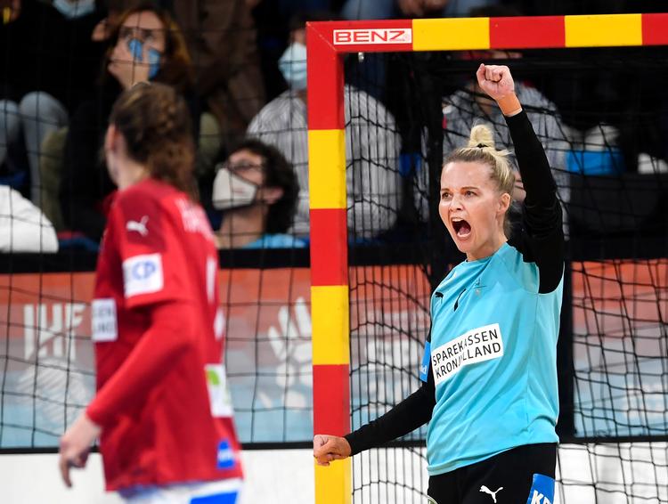  Sandra Toft i det danske mål fik lukket godt ned for de sydkoreanske skytter. Især efter pausen stod hun godt.   Foto: Lars Poulsen