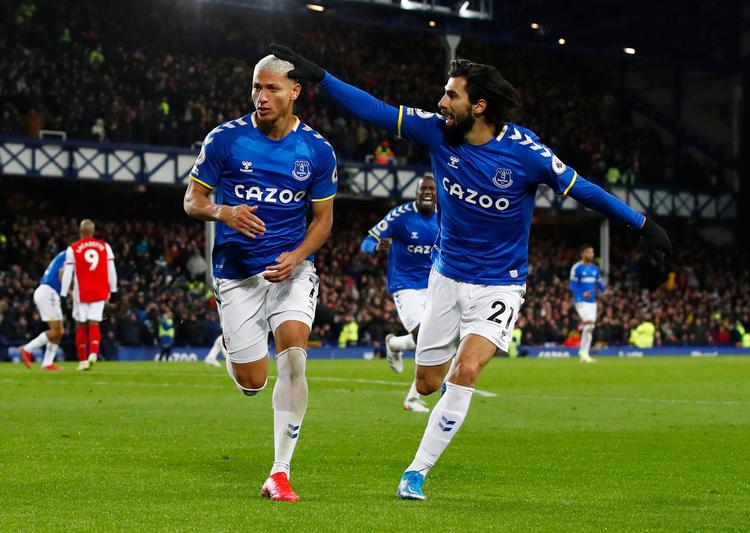 I tredje forsøg lykkedes det Richarlison (tv.) at få godkendt en scoring mod Arsenal.  Foto: Jason Cairnduff/Ritzau Scanpix