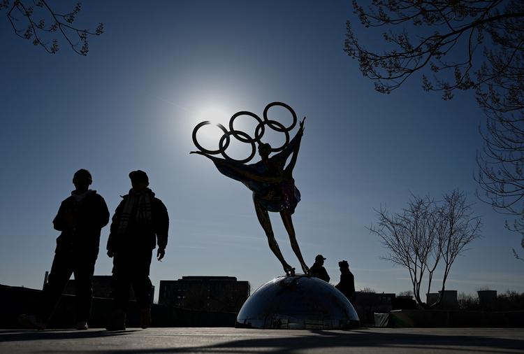 I Shougangparken i Beijing minder en statue om det storslåede arrangement, der er på vej. Uanset den amerikanske diplomatiske boykot. Foto: Noel Celis/Ritzau Scanpix