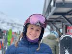 Alma Nordentoft kom ikke jorden rundt efter gymnasiet, men arbejder på en hotelrestaurant i Hemsedal i Norge. Her er hun på den første skidag i år. Foto: Privatfoto