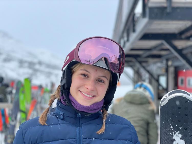 Alma Nordentoft kom ikke jorden rundt efter gymnasiet, men arbejder på en hotelrestaurant i Hemsedal i Norge. Her er hun på den første skidag i år. Foto: Privatfoto