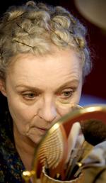 Lane Lind fik lyst til at skrive sine erindringer, da hun sidste år stod på scenen i sin selvbiografiske kabaret ’Hvis livet var en sang’ på Café Liva i Nyhavn.    Foto: Lars Skaaning