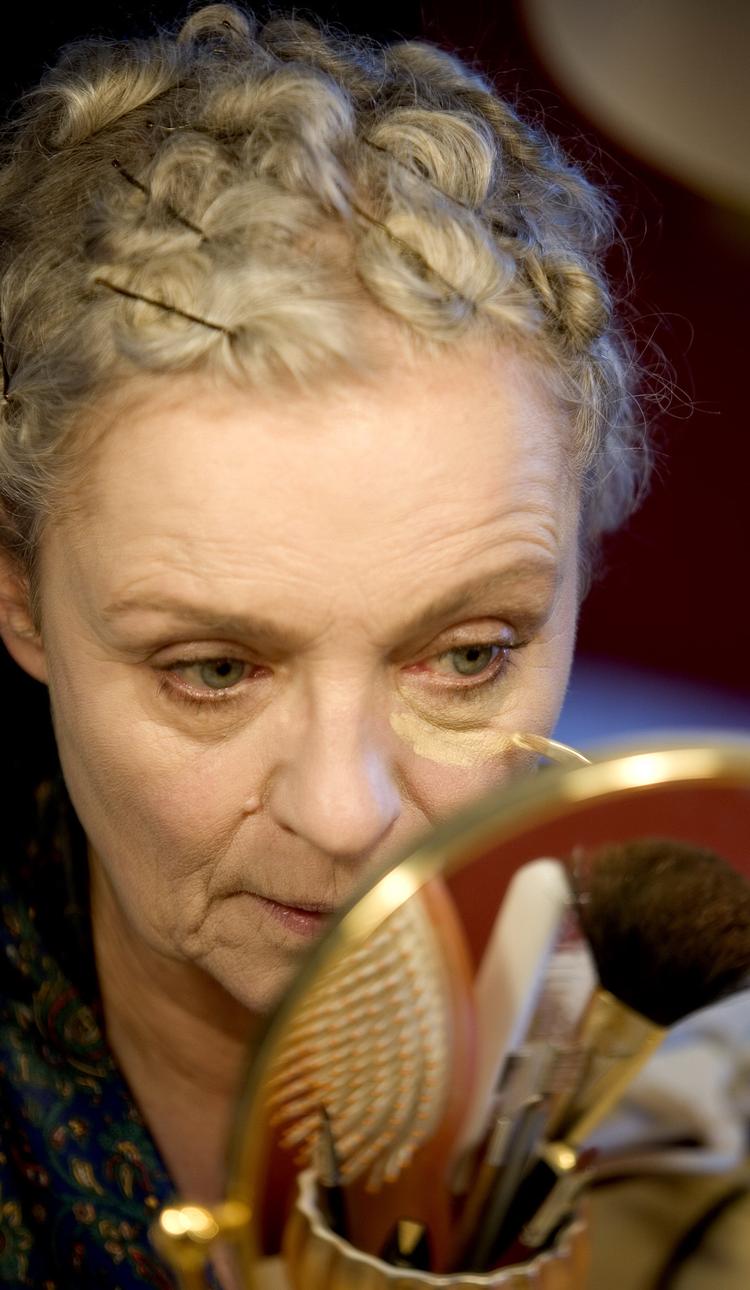 Lane Lind fik lyst til at skrive sine erindringer, da hun sidste år stod på scenen i sin selvbiografiske kabaret ’Hvis livet var en sang’ på Café Liva i Nyhavn.    Foto: Lars Skaaning