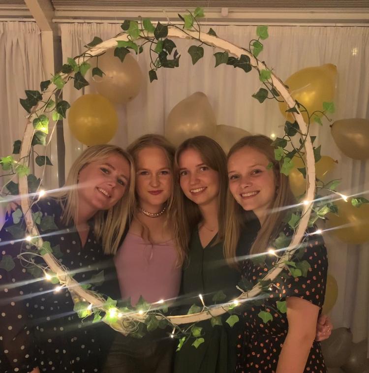 Ida Sigh Larsen (th.) har nydt samværet med andre unge under højskoleopholdet på Hadsten Højskole, da hendes Sydamerika-tur i første omgang blev aflyst. Til januar rejser hun til Brasilien og Mexico – om coronaen vil.  Foto: Privatfoto 