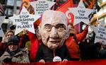 I England demonstrerede aktivister i november blandt  andet foran Amazons hovedkontor i det centrale London for at protestere mod Black Friday. En af dem bar en maske, der forestillede Amazon-stifteren Jeff Bezos.  Foto: Tolga Akmen/Ritzau Scanpix