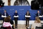Fire på stribe var samlet til pressemøde tirsdag. Fra Venstre Sundhedsstyrelsens direktør Søren Brostrøm, direktør i Styrelsen for Patientsikkerhed, Anette Lykke Petri, direktør i Styrelsen for Forsyningssikkerhed, Lisbet Zilmer-Johns, og Statens Serum Instituts direktør, Henrik Ullum. Foto: Mads Claus Rasmussen/Ritzau Scanpix