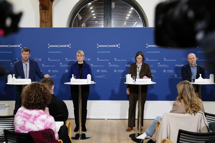 Fire på stribe var samlet til pressemøde tirsdag. Fra Venstre Sundhedsstyrelsens direktør Søren Brostrøm, direktør i Styrelsen for Patientsikkerhed, Anette Lykke Petri, direktør i Styrelsen for Forsyningssikkerhed, Lisbet Zilmer-Johns, og Statens Serum Instituts direktør, Henrik Ullum. Foto: Mads Claus Rasmussen/Ritzau Scanpix