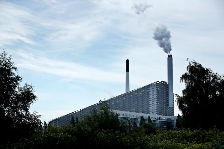 Forbrændingsanlægget Amager Bakke er et af de steder, hvor der i øjeblikket arbejdes med at indfange CO2 fra røgen. I fremtiden skal fangsten gerne lukke op mod halvdelen af hullet i Danmarks klimamål, mener V og R.  Foto: Jens Dresling