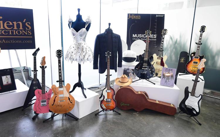 Auktionsgenstandene indbefatter guitarer fra Metallica, Machine Gun Kelly og Harry Styles, Katy Perrys scenetøj, Lionel Ritchies jakke, Jason Aldeans hat og meget andet.     Foto: Frederic J. Brown/Ritzau Scanpix