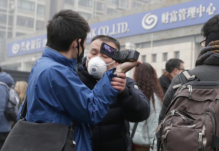 Civilklædt politimand hindrer en udenlandsk journalist i at filme en demonstration til fordel for menneskeretsadvokaten Pu Zhiqiang i Beijing i 2015. Kina er i dag »et mareridt« for journalister, vurderer Reportere uden Grænser, RSF.
 Foto: Andy Wong/Ritzau Scanpix