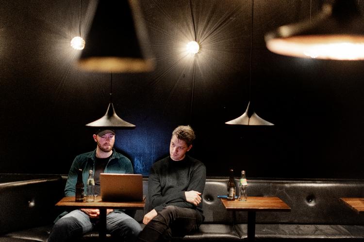 På Zoo Bar i København følger ejer Bjarke Reventlow (th.) og daglig leder Magnus Knudsen pressemødet, hvor statsministeren fortæller, at der bliver indført nye restriktioner for nattelivet.  Foto: Thomas Borberg
