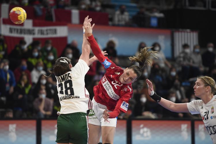 Mie Højlund fyrer kanonen af. Odense-spilleren var igen playmaker og scorede 2 gange. Foto: Lars Poulsen