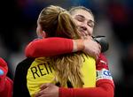 Althea Reinhardt fik et velfortjent kram efter onsdagens sejr over Ungarn ved VM. Den danske keeper endte kampen med en redningsprocent på 50. Foto: Lars Poulsen