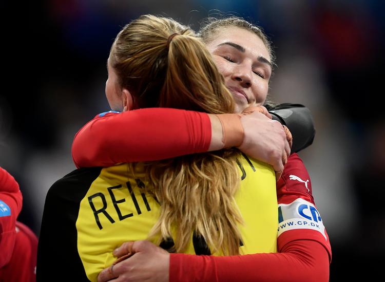 Althea Reinhardt fik et velfortjent kram efter onsdagens sejr over Ungarn ved VM. Den danske keeper endte kampen med en redningsprocent på 50. Foto: Lars Poulsen