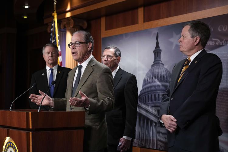 Den republikanske senator Mike Braun var en af drivkræfterne bag modstanden mod det vaccinekrav, som Joe Biden udstedte i efteråret. Kravet betød, at alle virksomheder med over 100 ansatte kunne kræve, at deres medarbejdere enten blev vaccineret eller testet regelmæssigt. Foto: Drew Angerer/Ritzau Scanpix