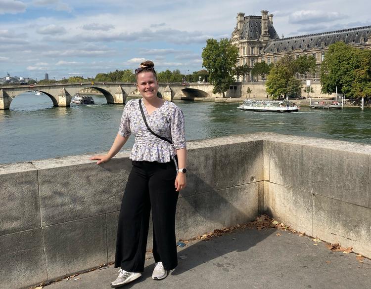 21-årige Caroline Jørgensen havde ikke forestillet sig, at hun skulle rejse rundt i Europa med tog, før corona fik Asien-drømmen til at briste og hun blev tvunget til at tænke i alternative muligheder. Her er hun i Paris med Seinen i baggrunden. 