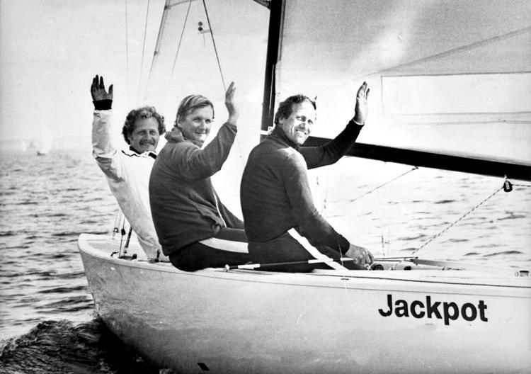 Sammen med Erik Hansen (t.v.) og Poul Jensen (t.h.) vandt Valdemar Bandolowski guld i soling-sejlads ved OL i Moskva i 1980. Danmark boykottede ikke, men atleterne stillede op under olympisk flag.   Foto: Polfoto