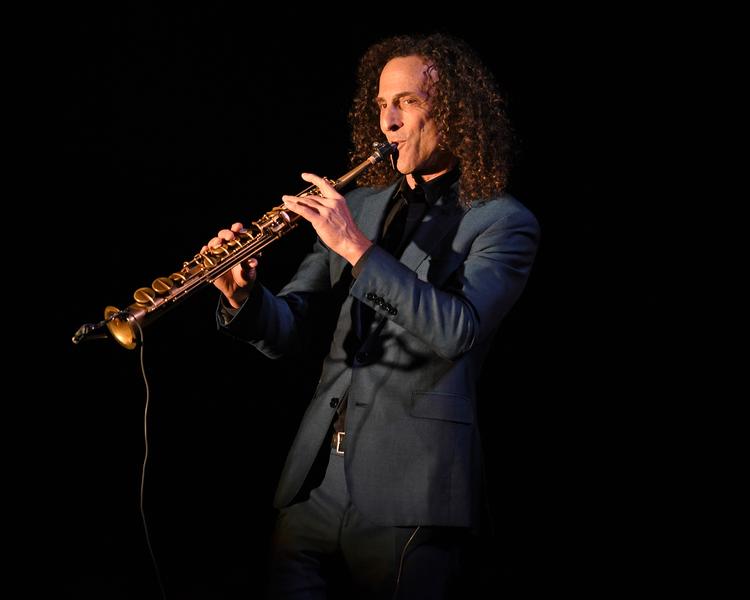 Jazzhistorisk nekrofili eller nervedulmende easy listening. Siden 1980'erne har Kenny G's saxofonspil været noget, der har delt vandene. Foto: Ritzau Scanpix