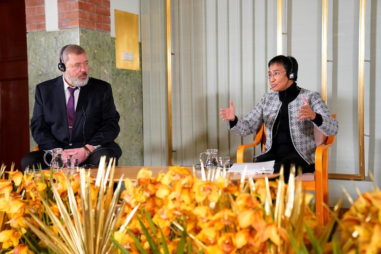 Dmitrij Muratov og Maria Ressa, der er modtagere af Nobels Fredspris.  De har mistet flere kollegaer i kampen for pressefrihed.  Men det får dem ikke til at stoppe. Foto: Ntb/Ritzau Scanpix