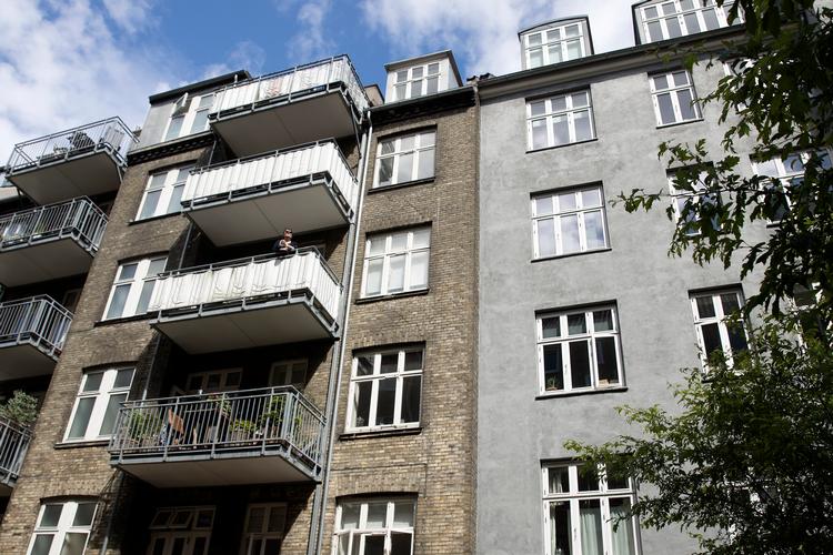 »Der har jeg fundet alt fra stearinlys, mobilcovere og bøger til stegepander, termokander og smykker«, skriver klummeskribenten om baggårdens bytteskab. Arkivfoto. Foto: Finn Frandsen