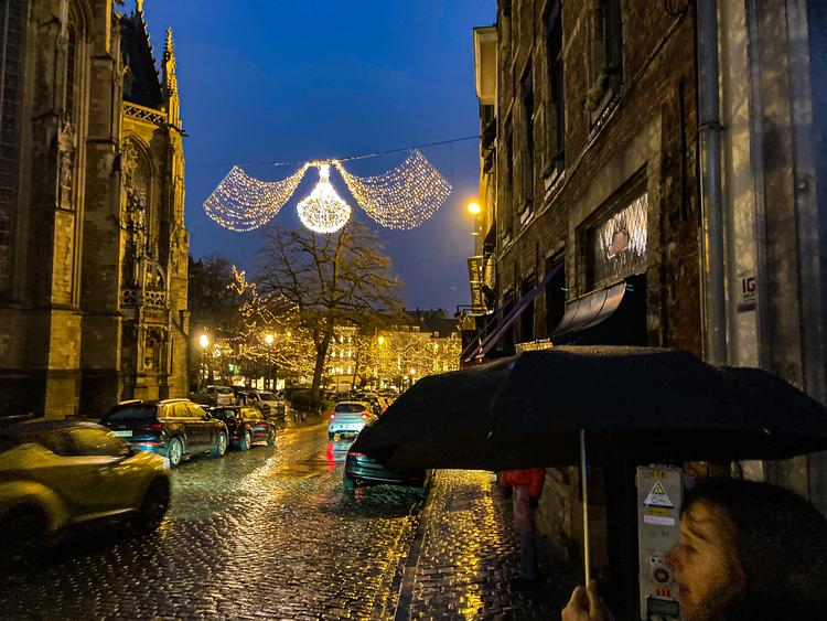 Jul og intuitiv dans i Bruxelles, hvor vi skal danse alle fire elementer. Ikke mindst regn. Foto: Per Munch