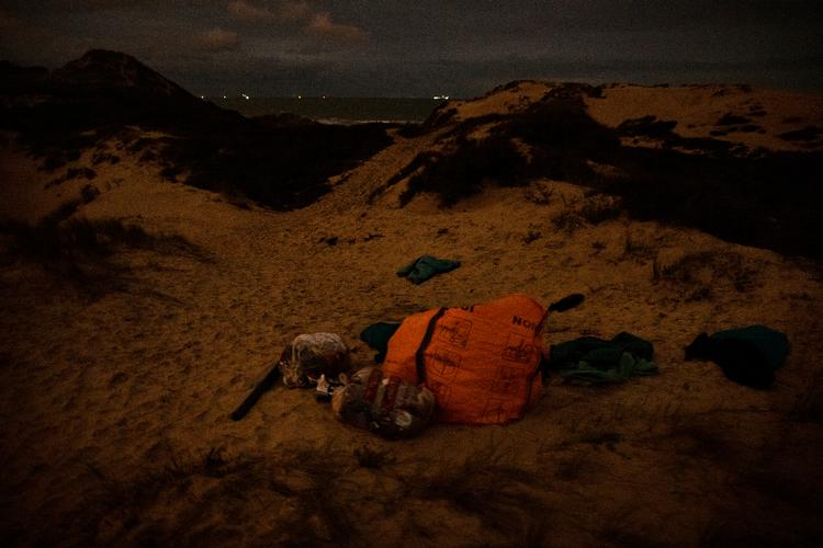    Spor efter flygtninge der har sat både i vandet ved Wimereux Beach, syd for Calais.   Foto: Jacob Ehrbahn