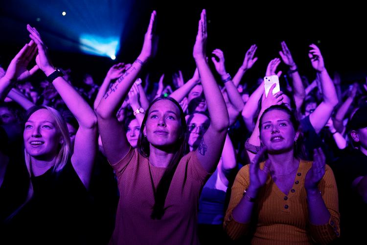 Mange danske spillesteder føler sig slået hjem til start, efter at politikerne torsdag besluttede at forbyde indendørs arrangementer med flere end 50 stående publikummer. Foto: Thomas Borberg