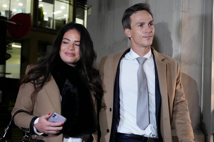 En lettet Thorbjørn Olesen forlader som en frikendt mand retten i Aldersgate House i London med kæresten Lauren Zafer. Foto: Frank Augstein/Ritzau Scanpix