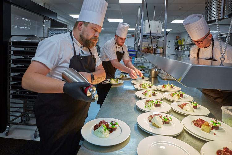 Kokke i gang på restauranten Det Glade Vanvid. Fra 10.  december må de og alle andre restauranter, barer mm. lukke senest 24.00 og åbne tidligst 05.00. Der indføres ligeledes krav om mundbind for stående gæster.  Foto: Morten Langkilde/Morten Langkilde