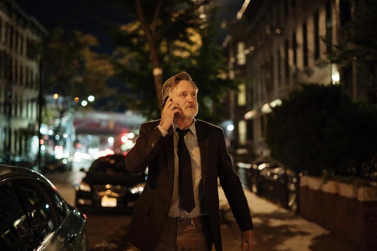 Bill Pullman er fremragende som den plagede, men fokuserede politimand Harry Ambrose, der bliver ved til sidste sten er vendt.  PR-foto: Netflix