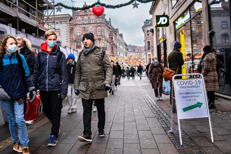 Mens fårene køber julegaver, ingen har brug for, kan boomerne forlyste sig med 3. stik uden at have fået invitation i e-boks.  Foto: Per Munch
