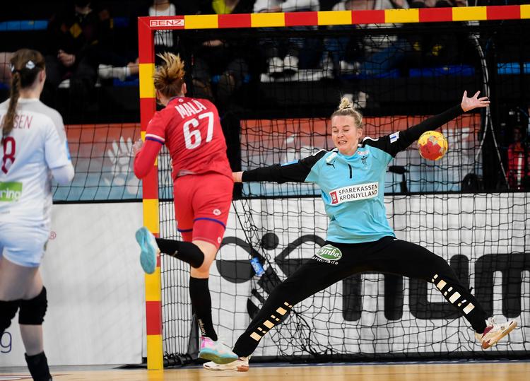 Sandra Toft blev kampens helt store stjerne og endte med en redningsprocent på 56. Foto: Lars Poulsen