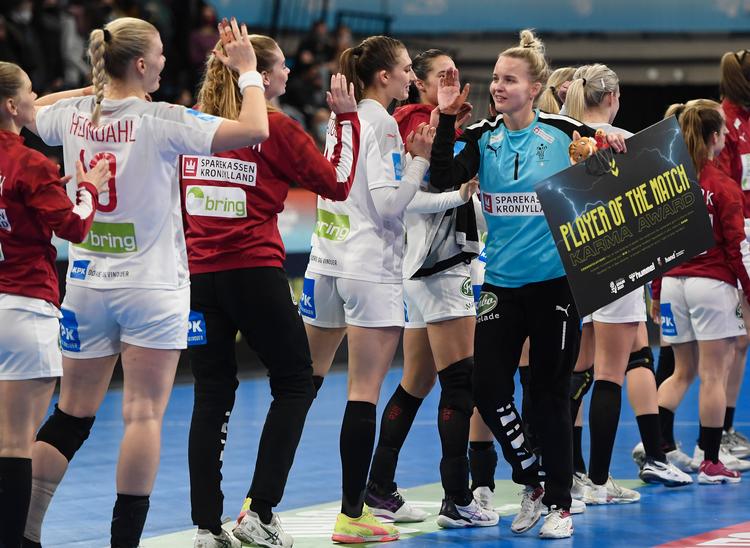 Sandra Toft scorer topkarakter med en redningsprocent på 56 i kampen mod Tjekkiet.  Foto: Lars Poulsen